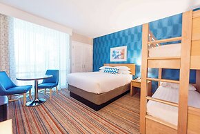 Howard Johnson by Wyndham Anaheim Hotel & Water Playground