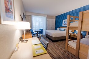 Howard Johnson by Wyndham Anaheim Hotel & Water Playground