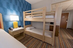 Howard Johnson by Wyndham Anaheim Hotel & Water Playground