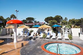 Howard Johnson by Wyndham Anaheim Hotel & Water Playground
