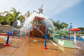 Howard Johnson by Wyndham Anaheim Hotel & Water Playground