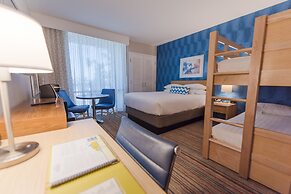 Howard Johnson by Wyndham Anaheim Hotel & Water Playground