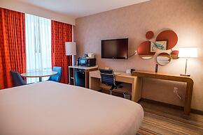 Howard Johnson by Wyndham Anaheim Hotel & Water Playground