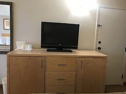 Quality Hotel & Suites Montreal East