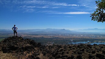 Rogue Regency Inn and Suites