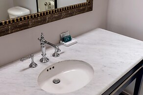 Hilton Orrington / Evanston