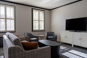 Hilton Orrington / Evanston