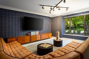 Hilton Orrington / Evanston