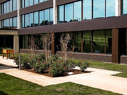 Holiday Inn Hotel & Suites Charleston West by IHG