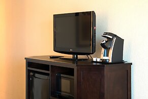 Holiday Inn Hotel & Suites Charleston West by IHG