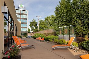 Holiday Inn Hotel & Suites Charleston West by IHG