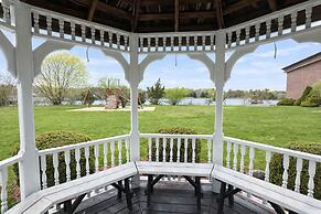 Riverview Inn & Suites