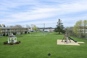 Riverview Inn & Suites