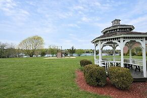 Riverview Inn & Suites