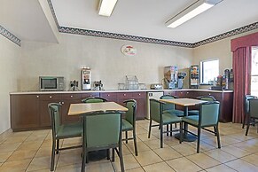 Super 8 by Wyndham Universal City