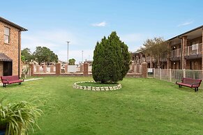 Super 8 by Wyndham Universal City