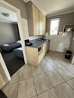 Manuka Crescent Motel