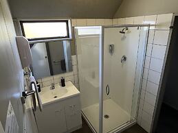 Manuka Crescent Motel