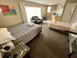 Manuka Crescent Motel