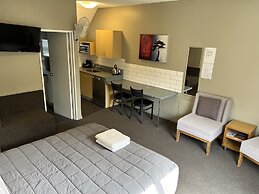 Manuka Crescent Motel