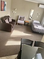 Manuka Crescent Motel