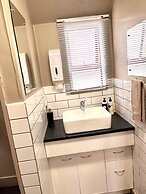 Manuka Crescent Motel