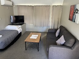 Manuka Crescent Motel