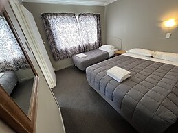Manuka Crescent Motel