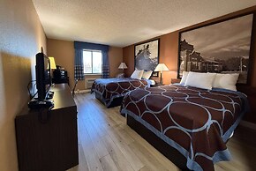 Super 8 by Wyndham Hutchinson