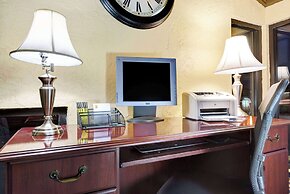 Super 8 by Wyndham Hutchinson