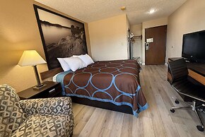 Super 8 by Wyndham Hutchinson