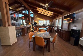 Super 8 by Wyndham Hutchinson