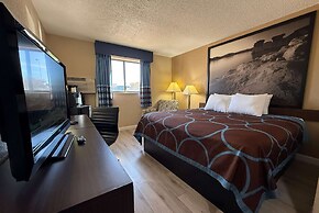 Super 8 by Wyndham Hutchinson