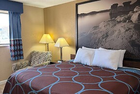 Super 8 by Wyndham Hutchinson