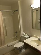 Super 8 by Wyndham Howe