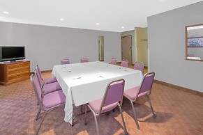 Super 8 by Wyndham Howe