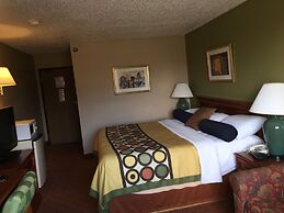 Super 8 by Wyndham Howe