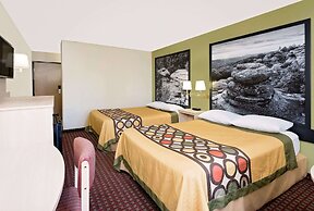 Super 8 by Wyndham Metropolis