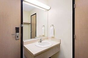 Super 8 by Wyndham Metropolis