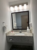 Super 8 by Wyndham Metropolis