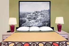 Super 8 by Wyndham Metropolis