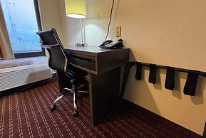 Super 8 by Wyndham Metropolis