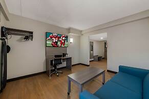 Red Roof PLUS+ & Suites Virginia Beach – Seaside