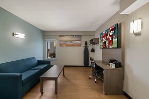 Red Roof PLUS+ & Suites Virginia Beach – Seaside