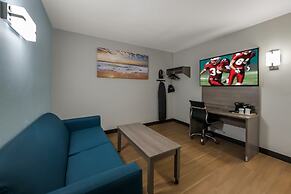 Red Roof PLUS+ & Suites Virginia Beach – Seaside