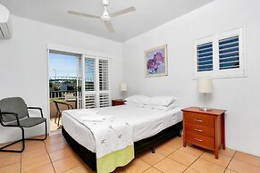 Cairns Reef Apartments & Motel