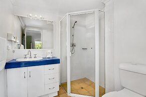 Cairns Reef Apartments & Motel