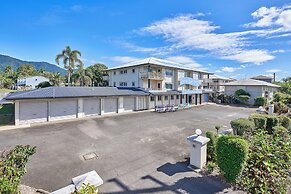 Cairns Reef Apartments & Motel