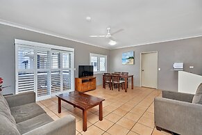 Cairns Reef Apartments & Motel