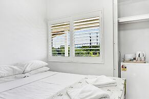 Cairns Reef Apartments & Motel